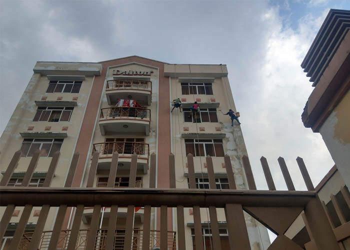 Thi-cong-Son-van-phong-chung-cu-gia-re